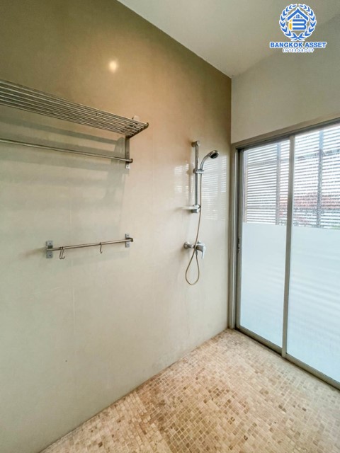 *****บ้านเดี่ยวมือสอง ม. ซอย พหลโยธิน56 พหลโยธิน บ้านเดี่ยวหลังใหญ่ ภายในตกแต่งหรูหรา สวยมาก  บนเนื้อที่เยอะถึง 98.60 ตร.ว.  3 ห้องนอน 3 ห้องน้ำ 2 ที่จอดรถ ภายในบรรยากาศร่มรื่นมีความเป็นส่วนตัวมาก พร้อมมีสระน้ำในตัว  บนพื้นที่กว่า 316 ตร.ม บนทำเลที่ดี เชื่อมต่อถนน พหลโยธิน, ลำลูกกา, วิภาวดี-รังสิต เดินทางสะดวกใกล้รถไฟฟ้า สถานี "แยก คปอ, คูคต"